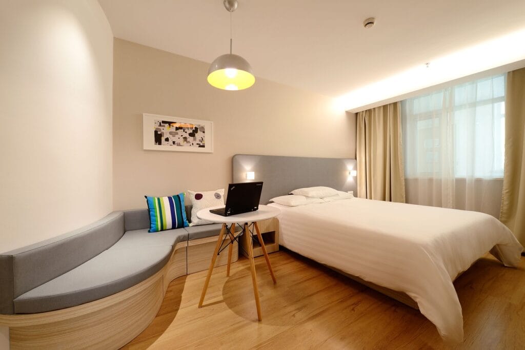 Czym różnią się hotele od apartamentów wakacyjnych?