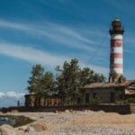 Latarnia morska Shepelyovsky nad skalistym wybrzeżem w słoneczny dzień