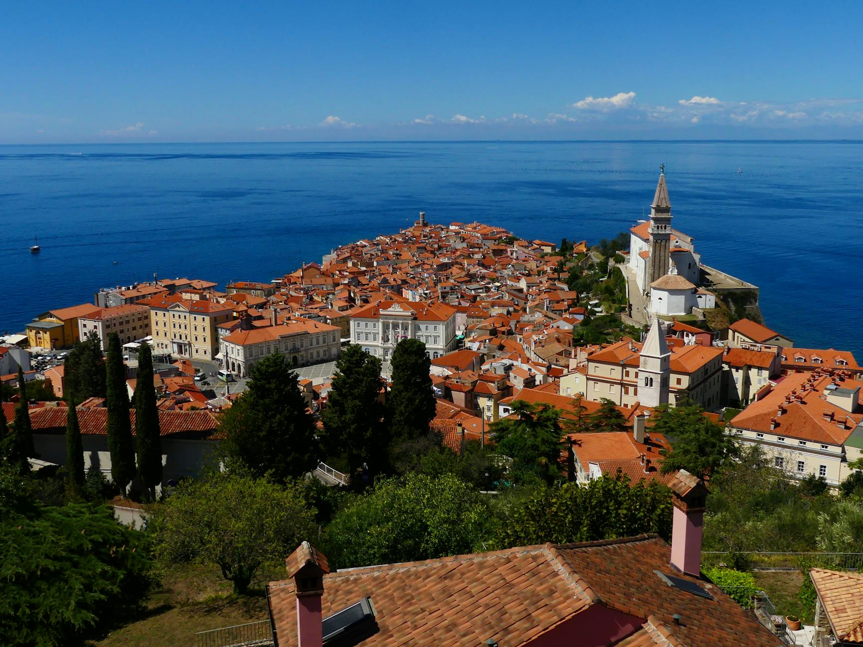 Panorama nadmorskiego miasteczka Piran w Słowenii z lotu ptaka