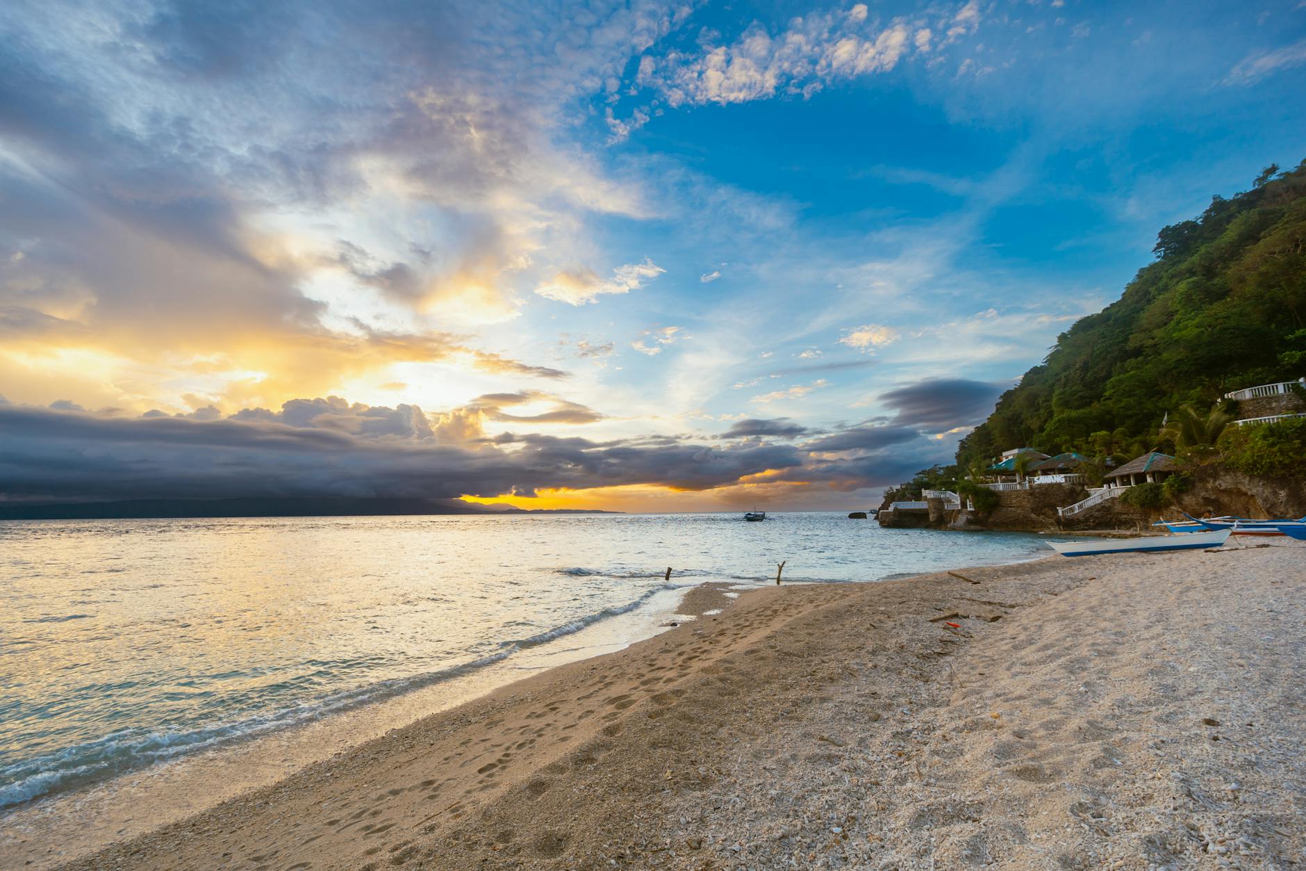 Rajska indonezyjska plaża z turkusowym morzem i palmami