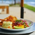 Talerz owoców morza z ryżem na plaży w słoneczny dzień