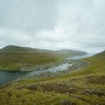 Nordyckie wpływy na wybrzeżu: ślady Wikingów i Skandynawów w nazwach, muzeach i znaleziskach Widok z lotu ptaka na Klaksvik między zielonymi wzgórzami i oceanem