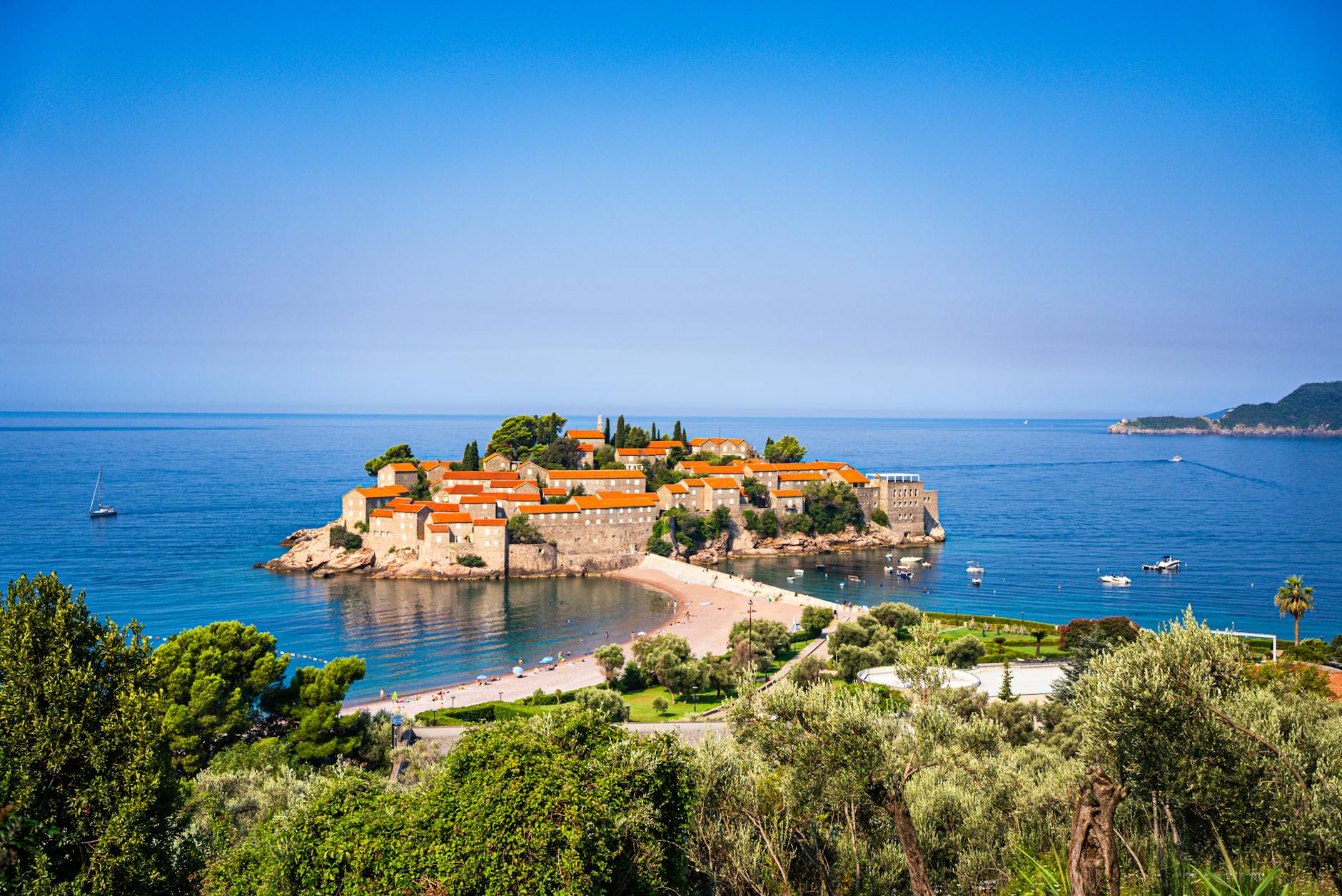 Widok z lotu ptaka na wyspę Sveti Stefan z luksusowym resortem