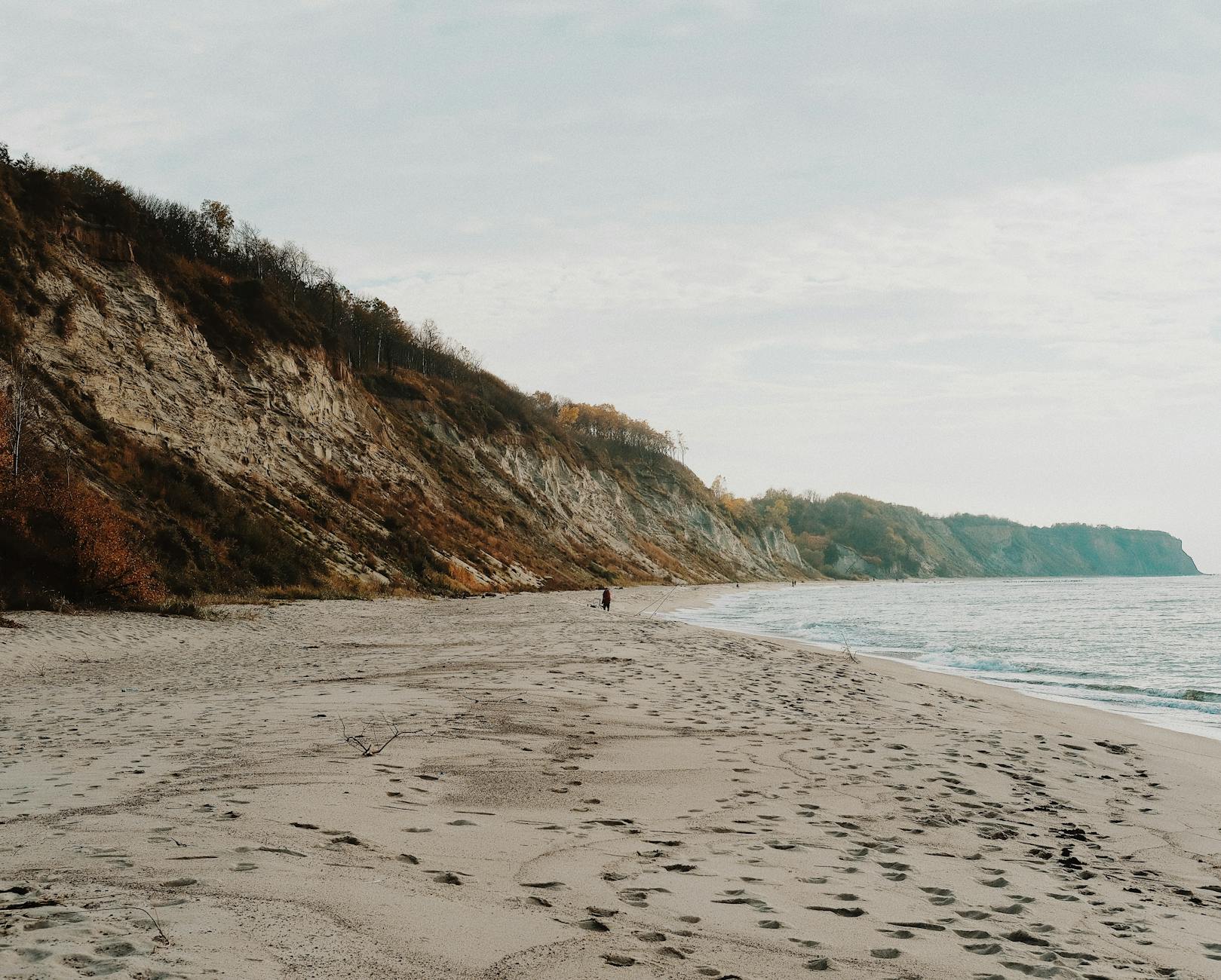 Świnoujście jesienią: szeroka plaża, wydmy i kąpiele w basenie po spacerze Jesienna, klifowa plaża nad morzem z szerokim pasem piasku