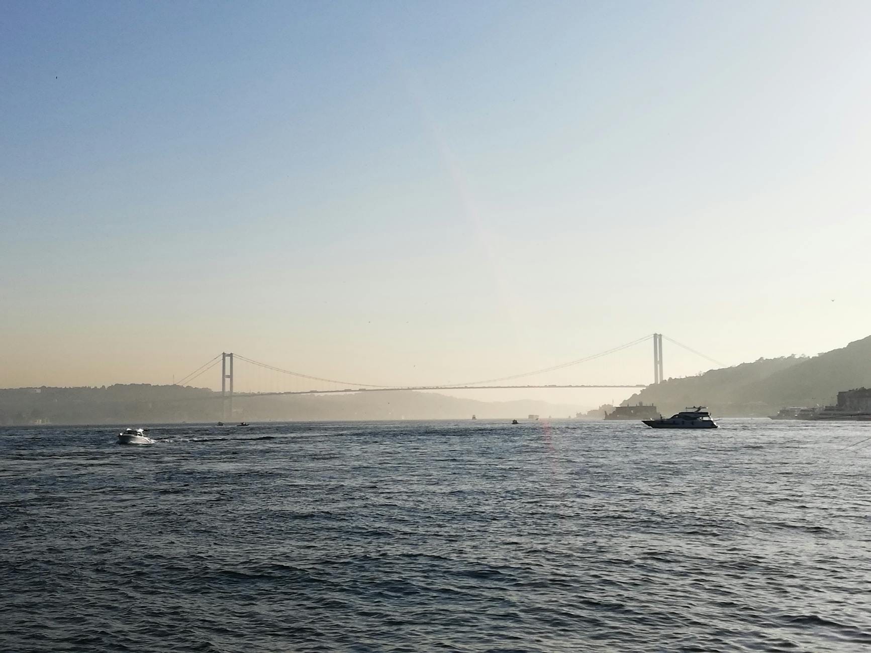 Most nad Bosforem o zachodzie słońca w Stambule