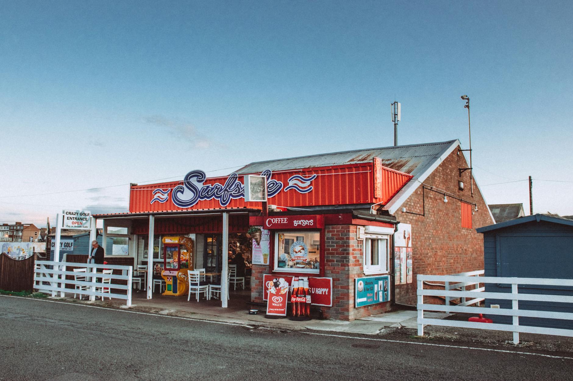 Nadmorskia kawiarnia z kolorowym szyldem przy sopockiej promenadzie