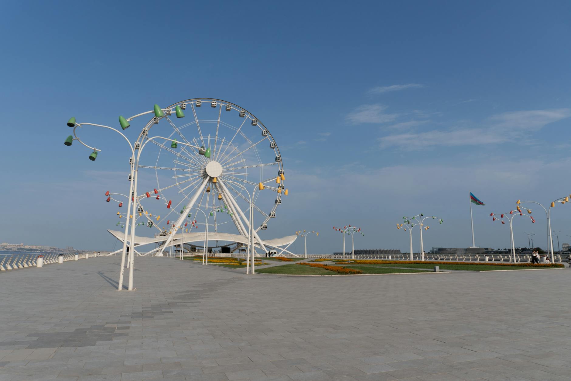 Nadmorskie bulwary Baku z oświetlonymi budynkami nocą