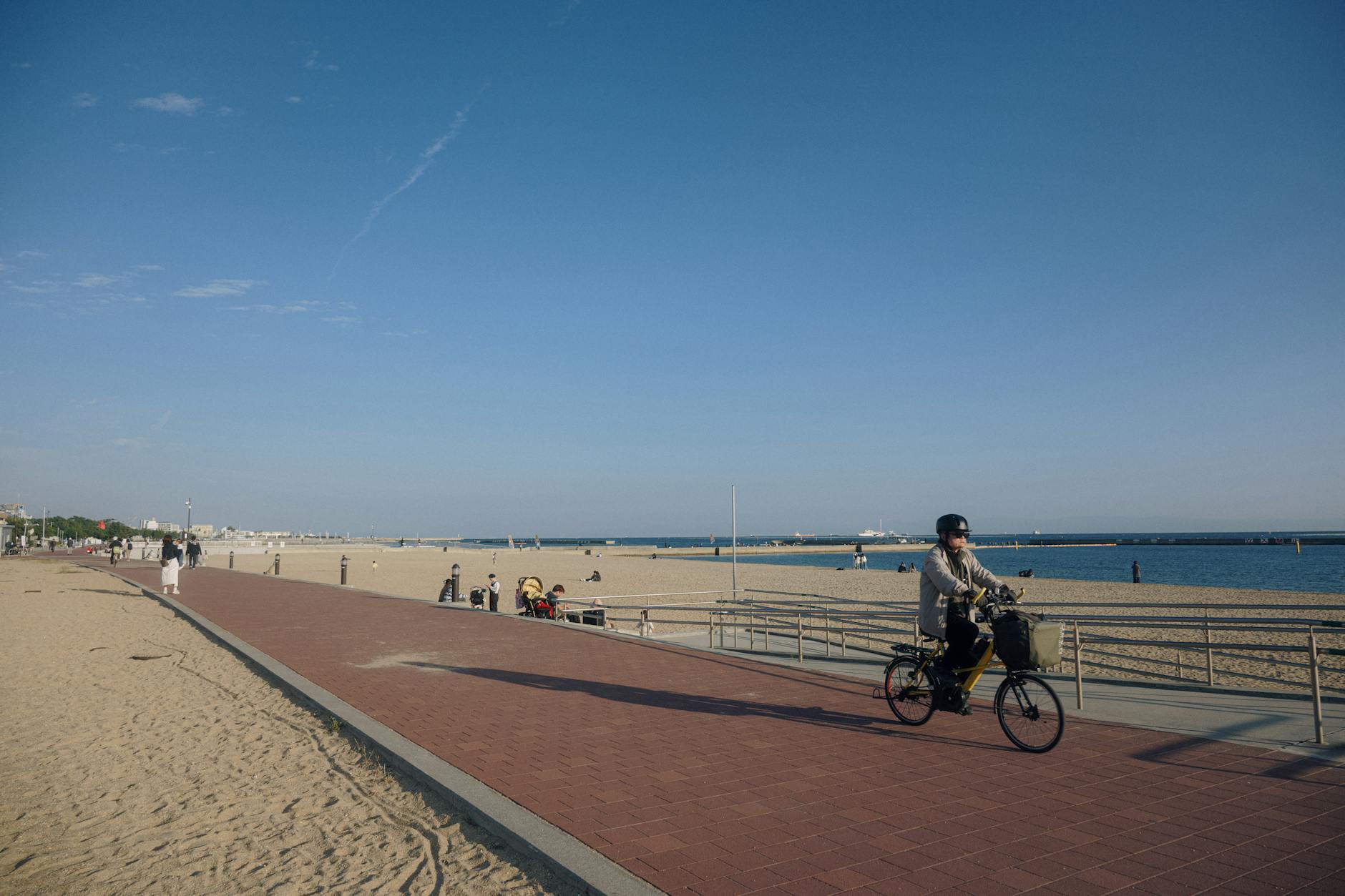 Rowerzysta na promenadzie przy plaży w Kołobrzegu