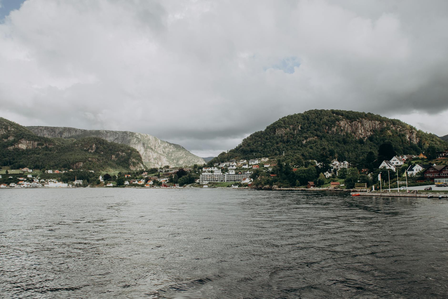 Spokojne fiordy Norwegii otoczone zielonymi, łagodnymi wzgórzami