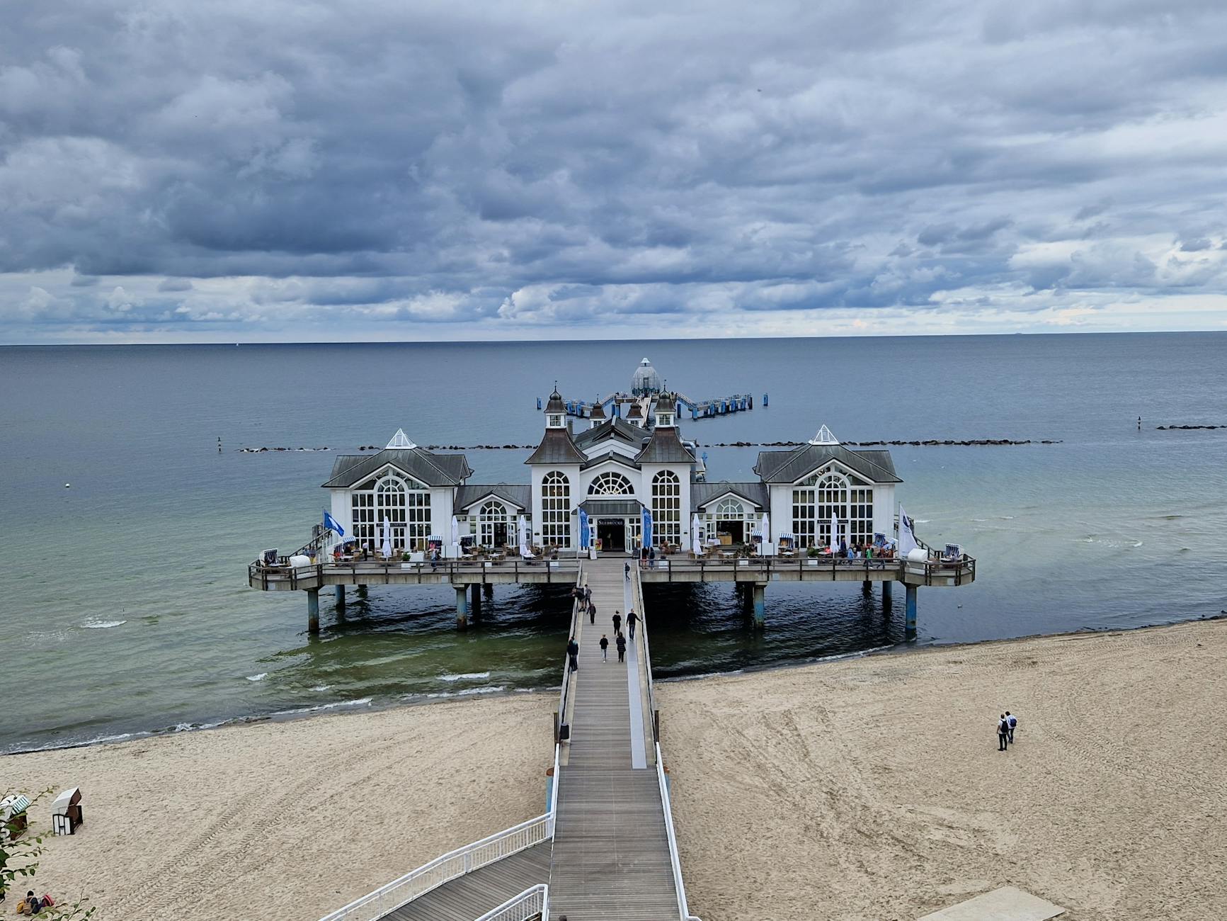 Molo Sellin nad spokojnym Bałtykiem pod pochmurnym niebem