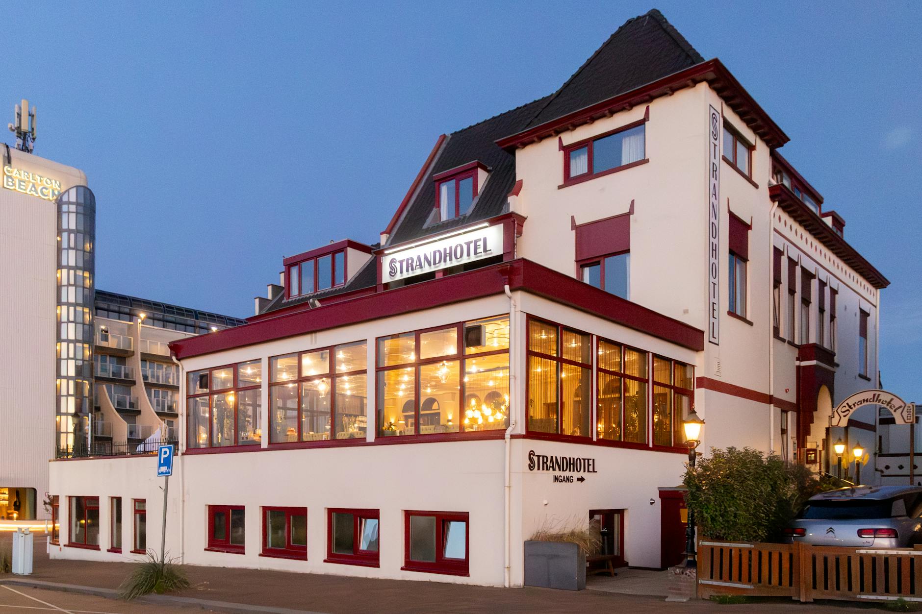 Pensjonaty w Rewalu i Trzęsaczu: gdzie szukać ciszy, a gdzie życia nocnego Nadmorski pensjonat z widokiem na plażę o zachodzie słońca