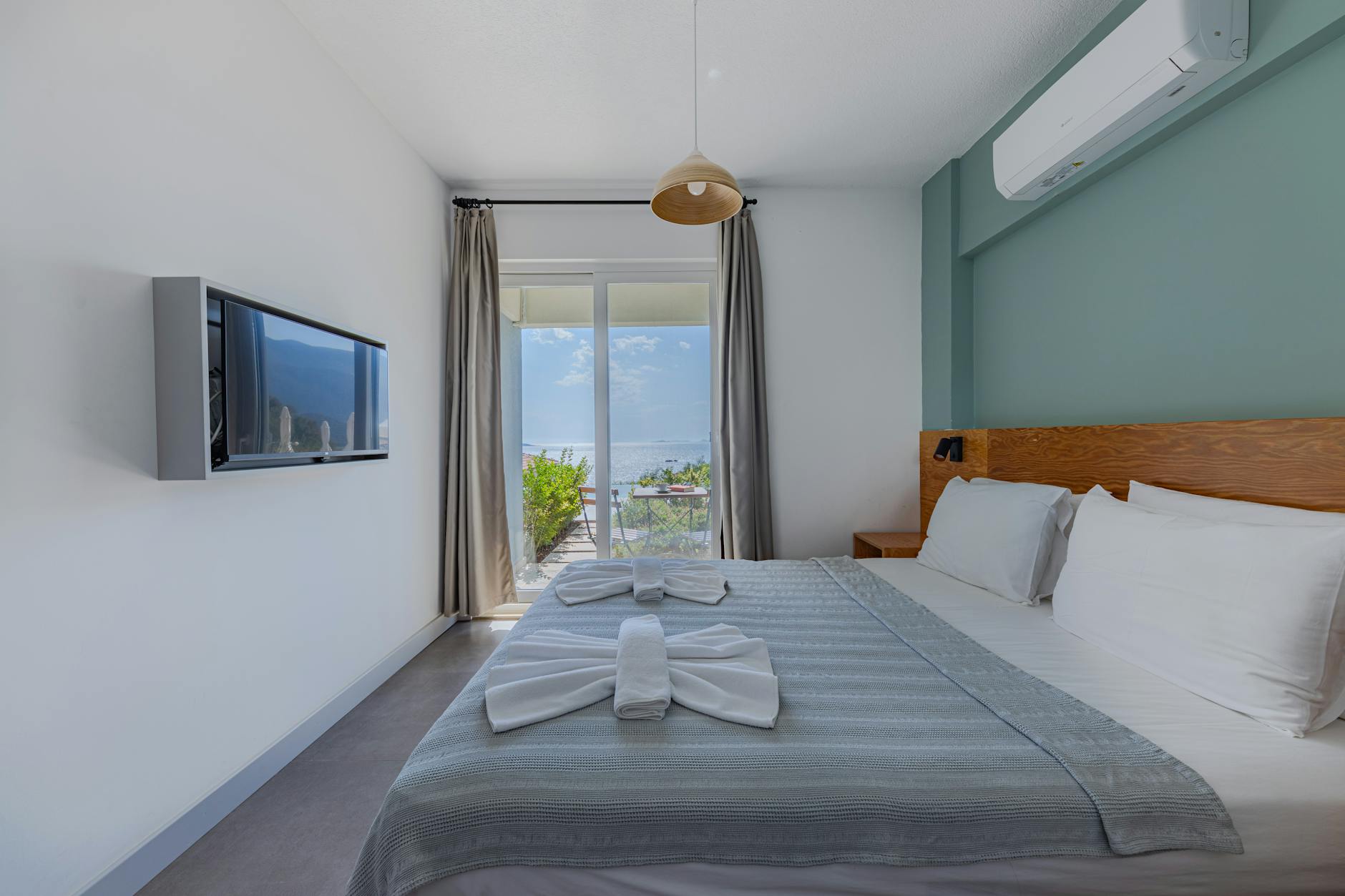 Nowoczesny pokój hotelowy z widokiem na morze idealny na wypad rowerowy