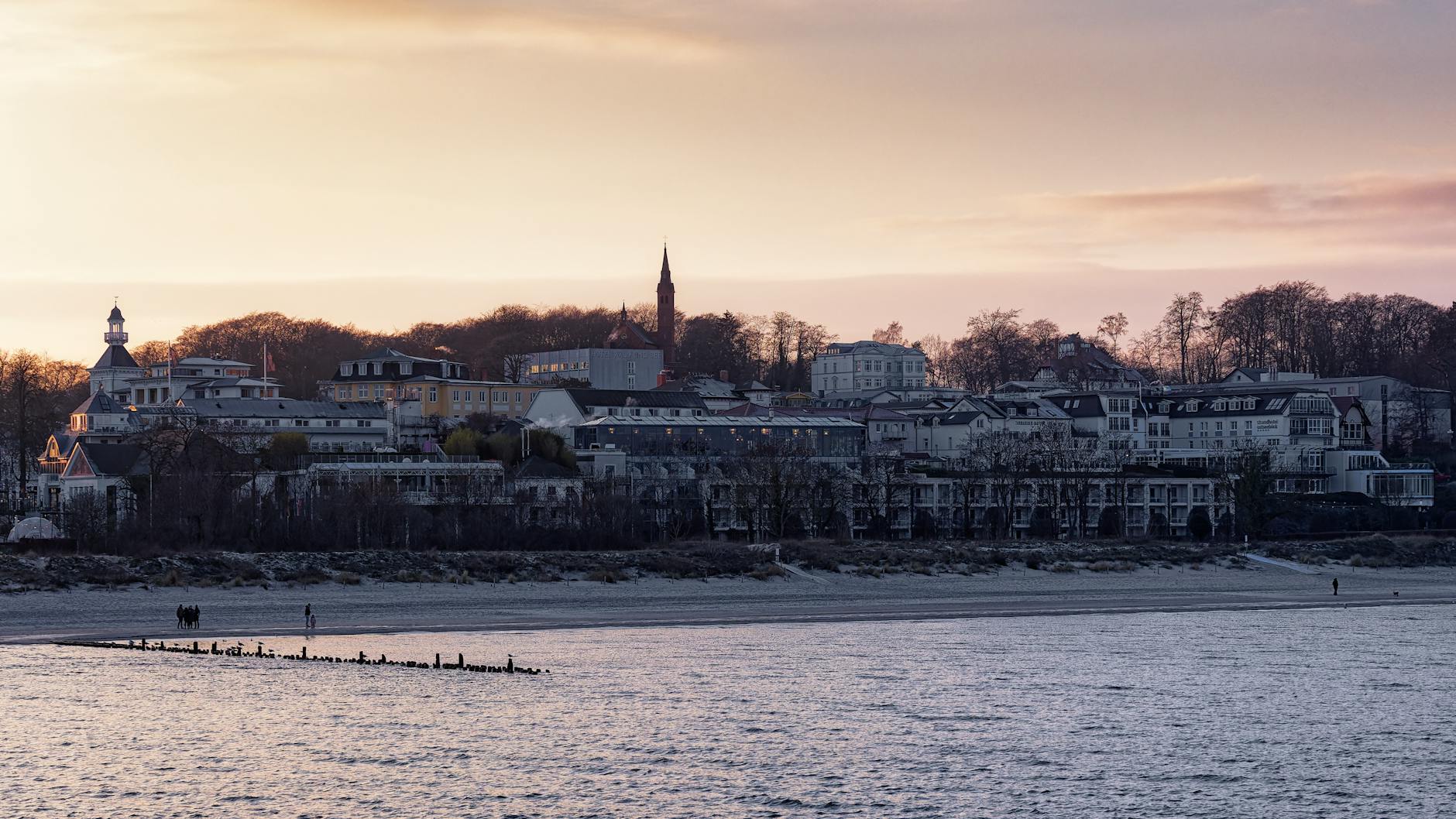 Spokojne nadbałtyckie molo o zachodzie słońca