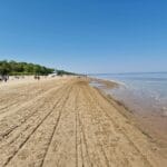 Bałtyckie plaże jak z filmu: gdzie ich szukać? Szeroka piaszczysta plaża w Jūrmali nad Bałtykiem w słoneczny dzień