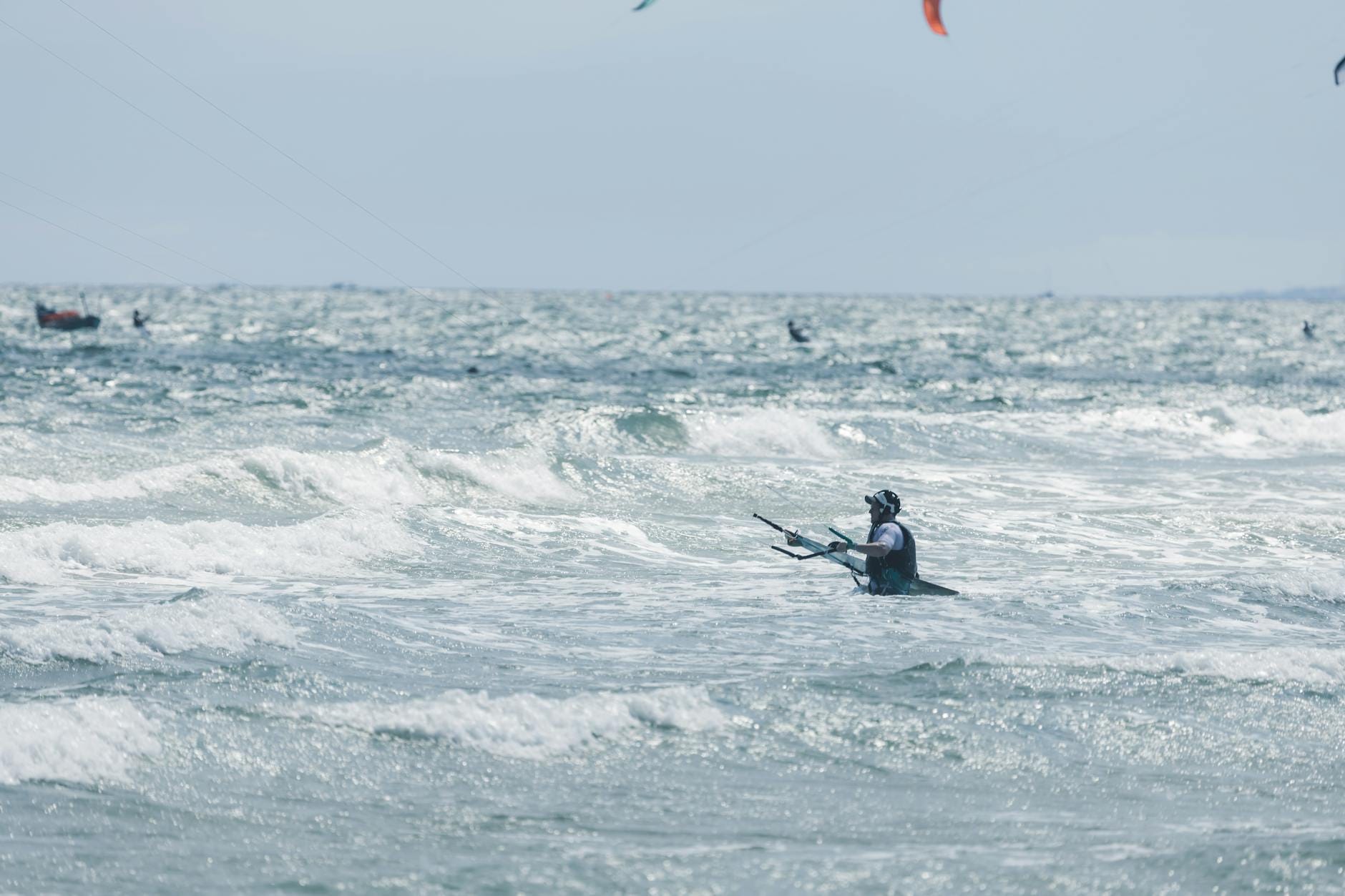 Kitesurfer płynie po wzburzonym morzu przy silnym wietrze