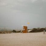 Spokojna plaża Jebel Ali z wieżą ratownika i ludźmi odpoczywającymi
