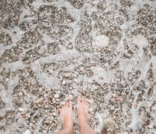 Buty do wody na kamieniste plaże w Chorwacji i Włoszech: na co zwrócić uwagę przed zakupem?