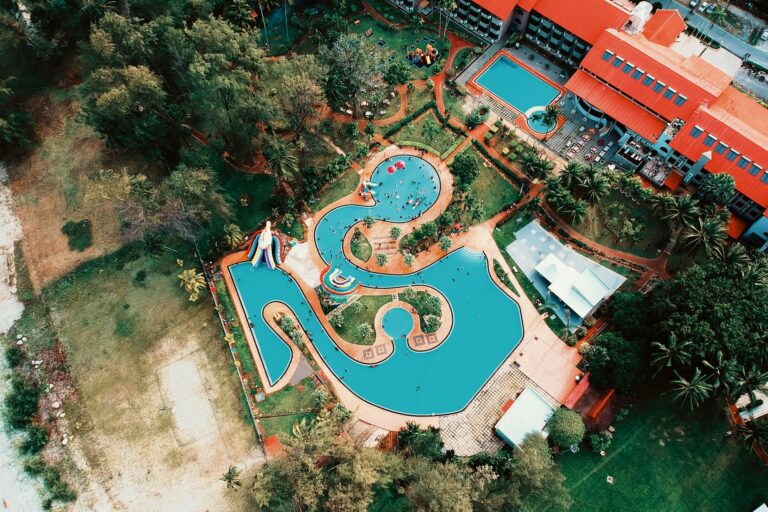 Widok z lotu ptaka na resort z krętymi basenami i ogrodami